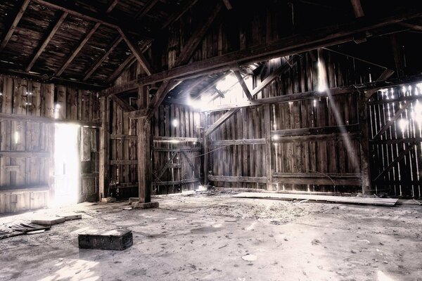 Les rayons de lumière qui traversent les crevasses d une maison en bois