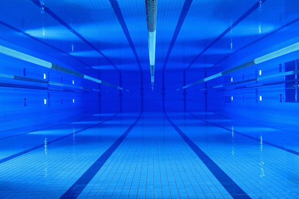 La piscine est un peu d eau dans la foule