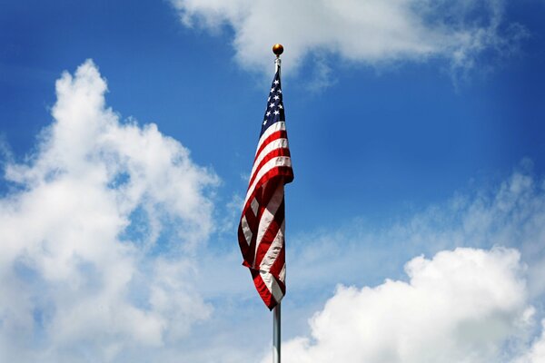 La bandera de Estados Unidos sobre el cielo despierta el patriotismo