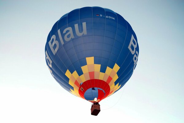 Синий воздушный шар в синем небе