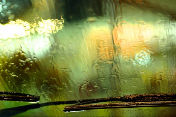 Avec des gouttes de pluie sur le verre, les essuie-glaces ne peuvent pas faire face