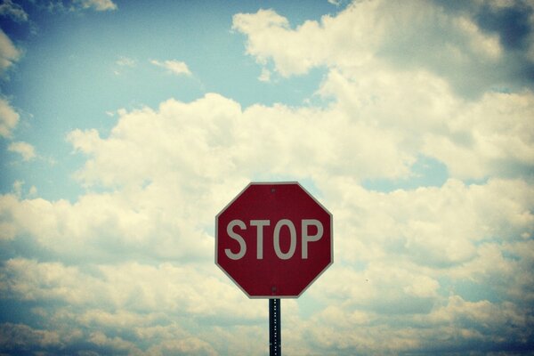 Una señal de Stop que supuestamente significa que solo el cielo es más alto
