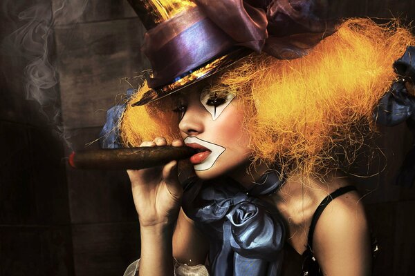 Chica payaso con un sombrero con un cigarro y un arco