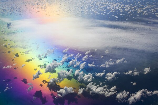 Title cielo en el color del arco iris con nubes