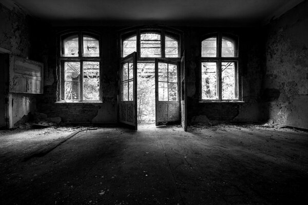 Habitación abandonada de la casa en blanco y negro