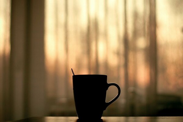 Guten Morgen. Kaffee auf Fensterhintergrund