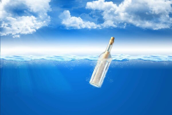 Una botella de agua en el horizonte entre el agua y las nubes