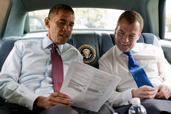 Titolo i presidenti Dmitry Medvedev e Barack Obama leggono il documento