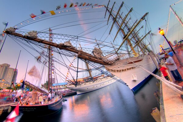 Photo floue de navires sur la jetée