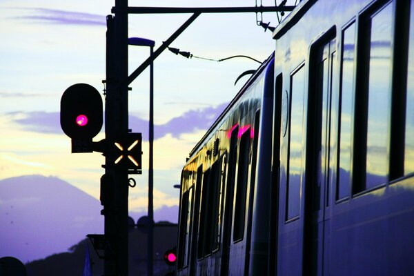 Wartet auf den U-Bahn-Wagen neben der Ampel