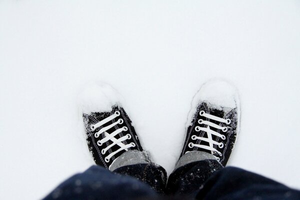 Scarpe innevate del giovane