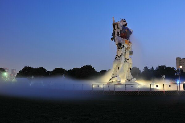 Großer Roboter auf blauem Sonnenuntergang Hintergrund