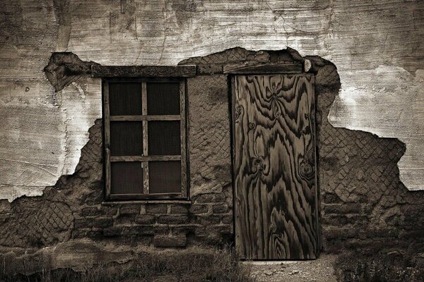 Mur délabré d une vieille maison avec fenêtre et porte