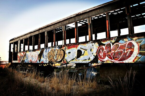 Graffiti en un vagón de tren abandonado