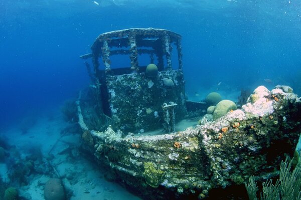 Affondamento barca sul fondo del mare e l oceano