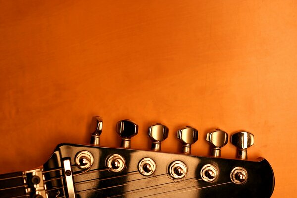 L image de la guitare sur laquelle les cordes sont visibles