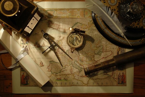 Obrazy kompasu, Mapy i rury podwórkowej