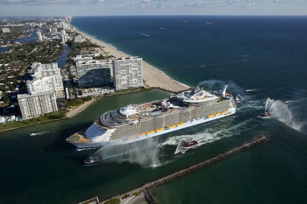 Der Liner schwimmt auf den Meereswellen