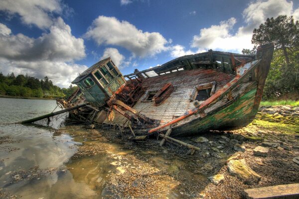 The old longboat ran aground