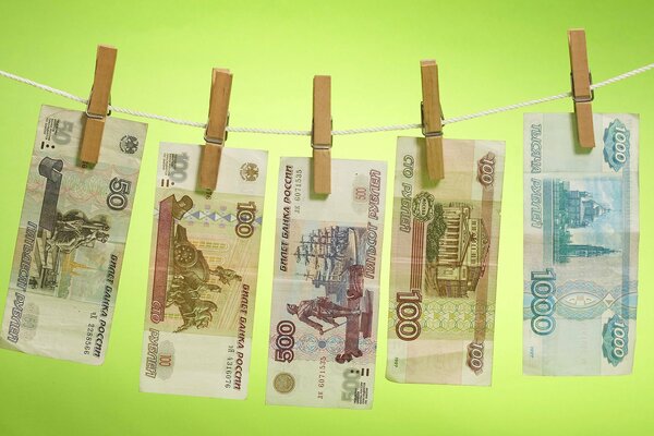 Śmieszne zdjęcie z umytymi rosyjskimi pieniędzmi powieszonymi do wyschnięcia