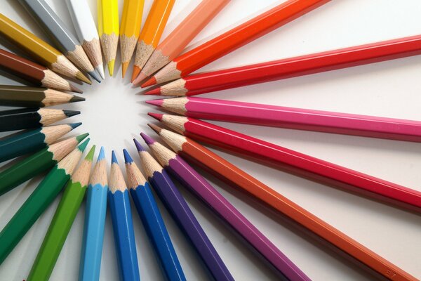Línea de lápices de colores cualitativamente nuevos