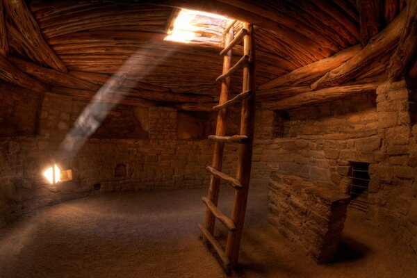 Kreatywna Dekoracja jaskini i promienie światła przenikające do ścian