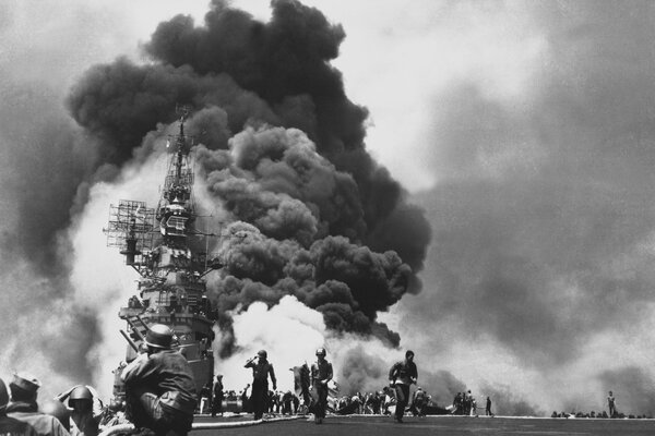 Foto retro del terrible incendio en un buque de guerra