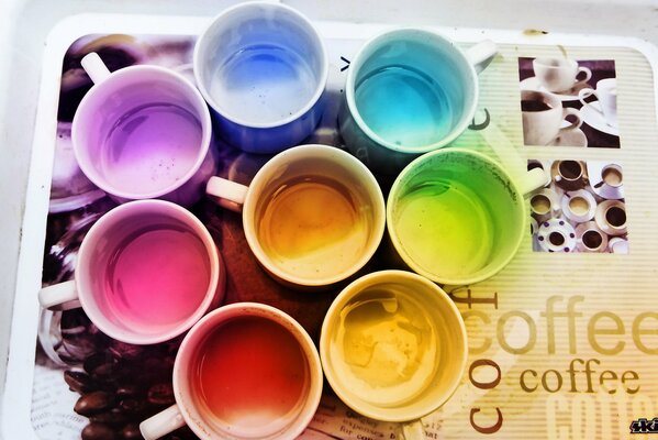 Todos los colores del arco iris en taza de café