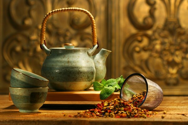 Té asiático aromático con menta y otros aditivos