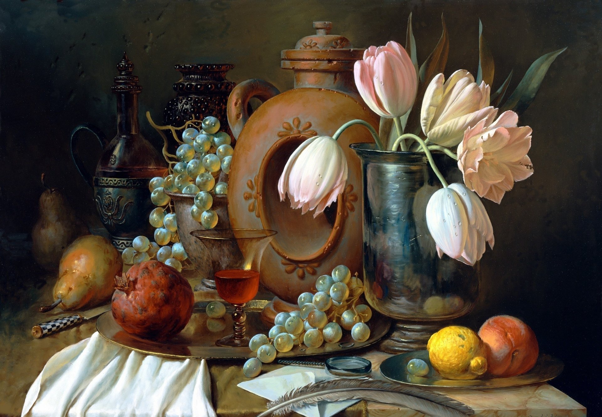 pintura naturaleza muerta alexei antonov mesa vajilla bandeja florero flores tulipanes frutas bayas uvas peras granada limón albaricoque copa de vino cuchillo pluma lupa sobre carta