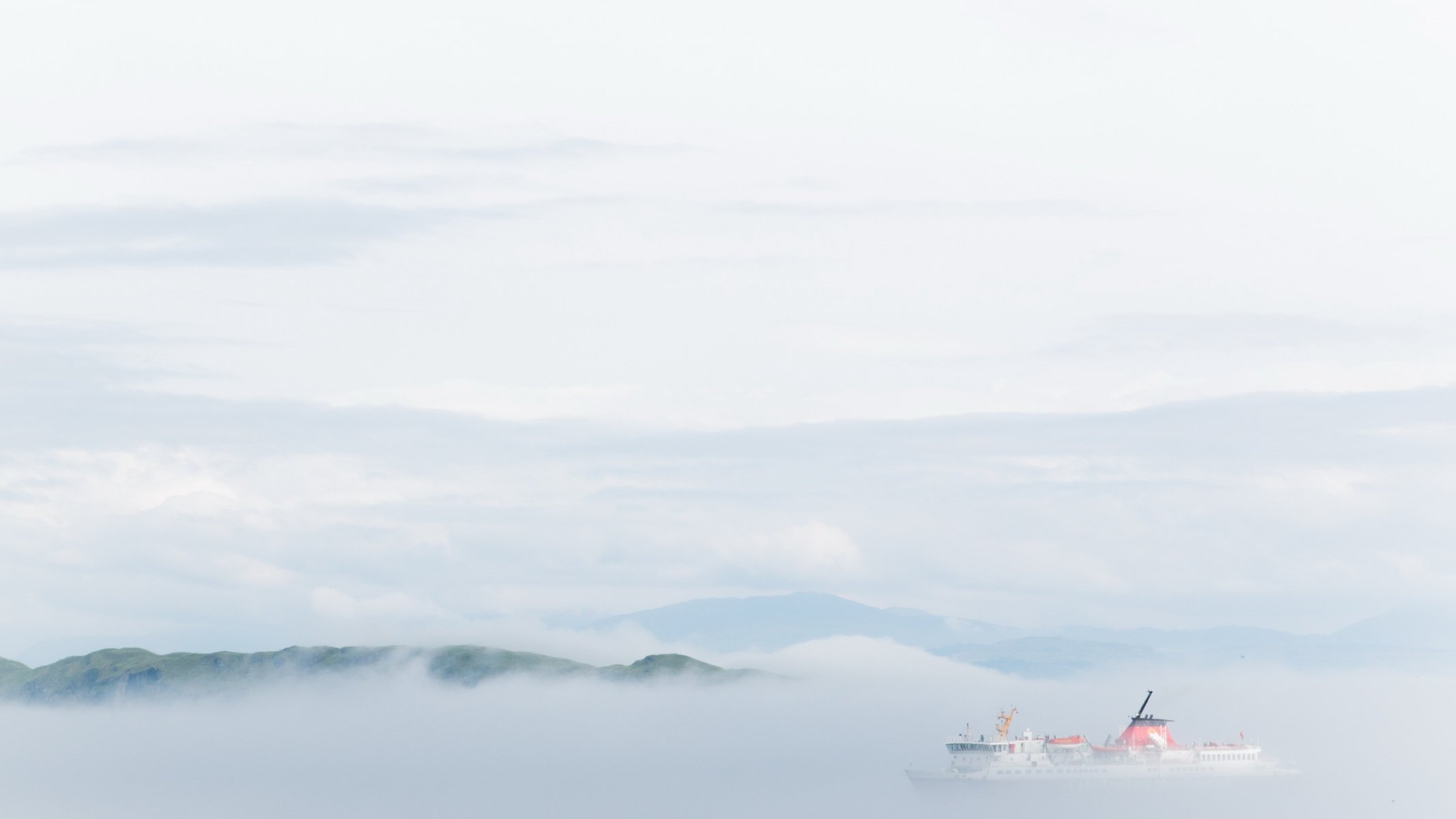 barco montañas cielo nubes minimalismo