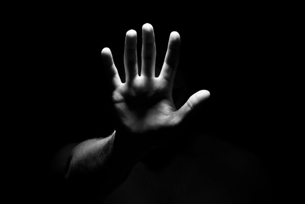 Czarno-białe zdjęcie dłoni z dłonią skierowaną do przodu