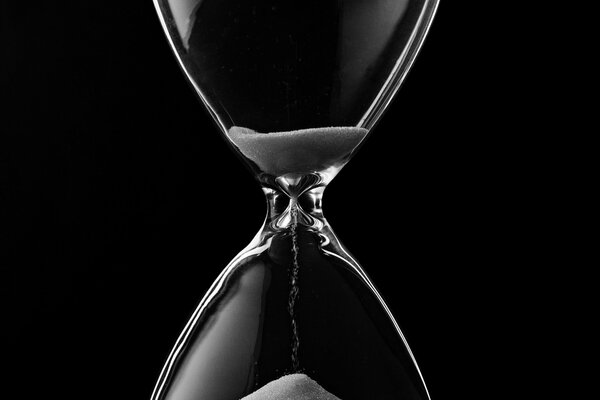 Foto de reloj de arena en blanco y negro