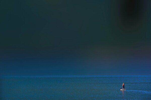 Человек на доске в море один