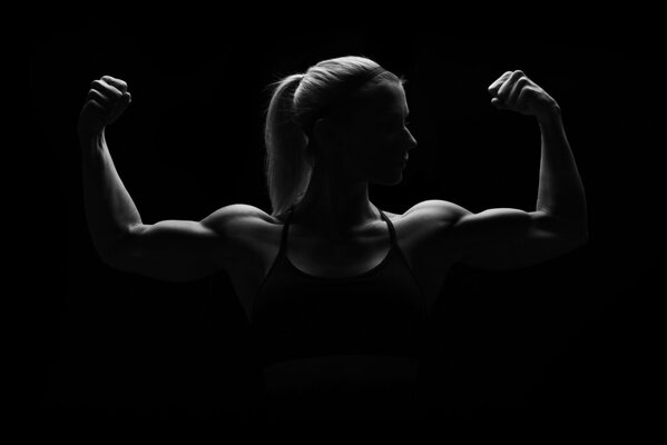 Silhouette d une femme forte avec des muscles