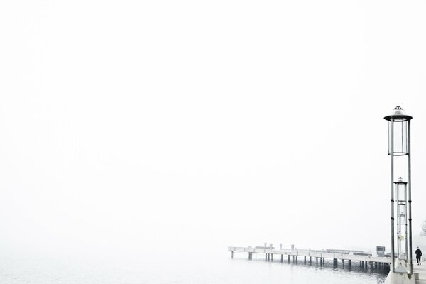 Hombre caminando por el muelle