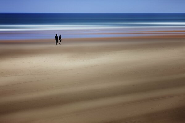 Plage de sable sur la mer est le rêve de beaucoup de gens