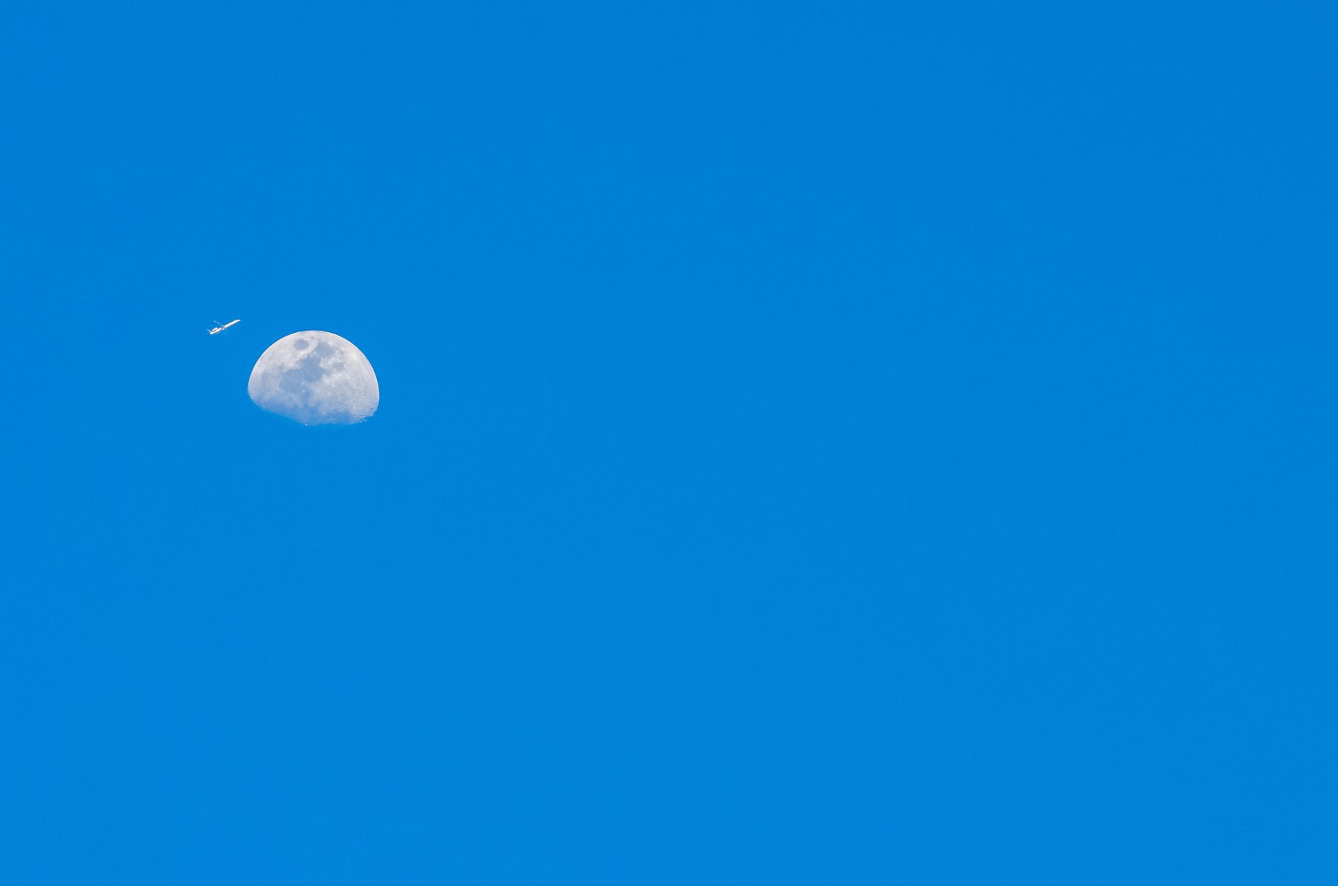 aereo luna pianeta cielo