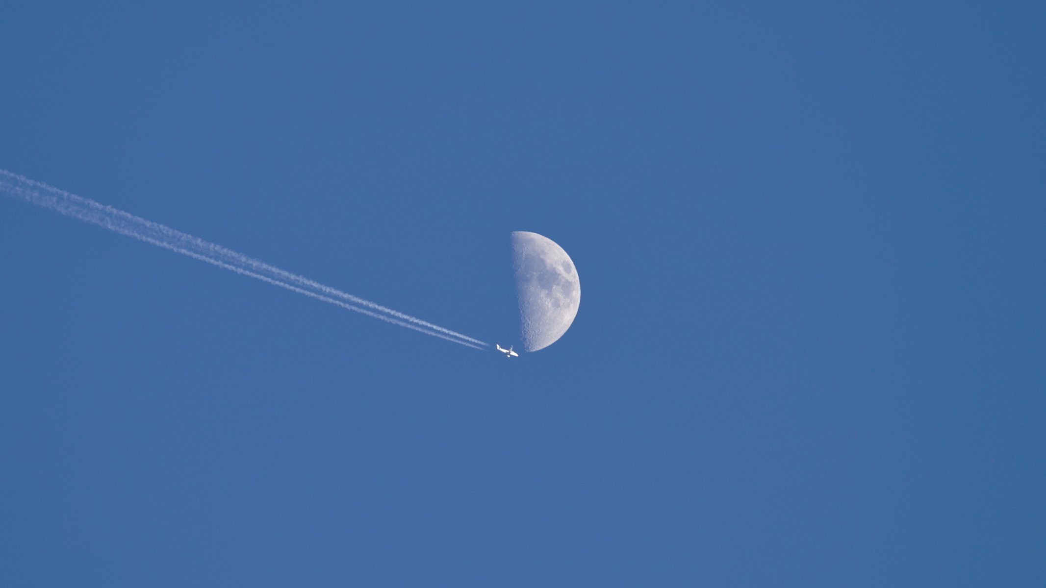 avión luna cielo