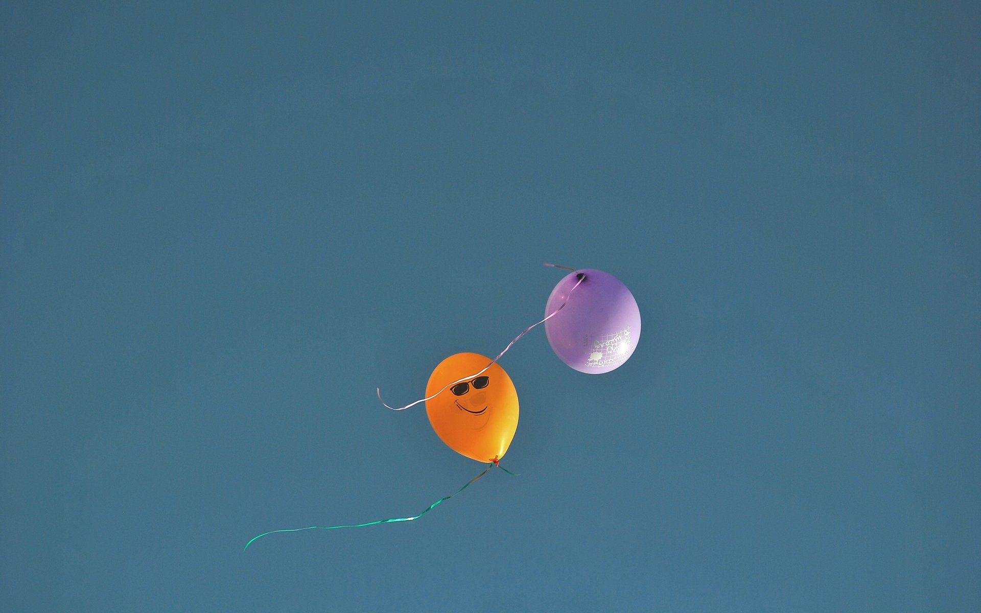 cielo palloncini multicolore nastri disegno occhiali sorriso