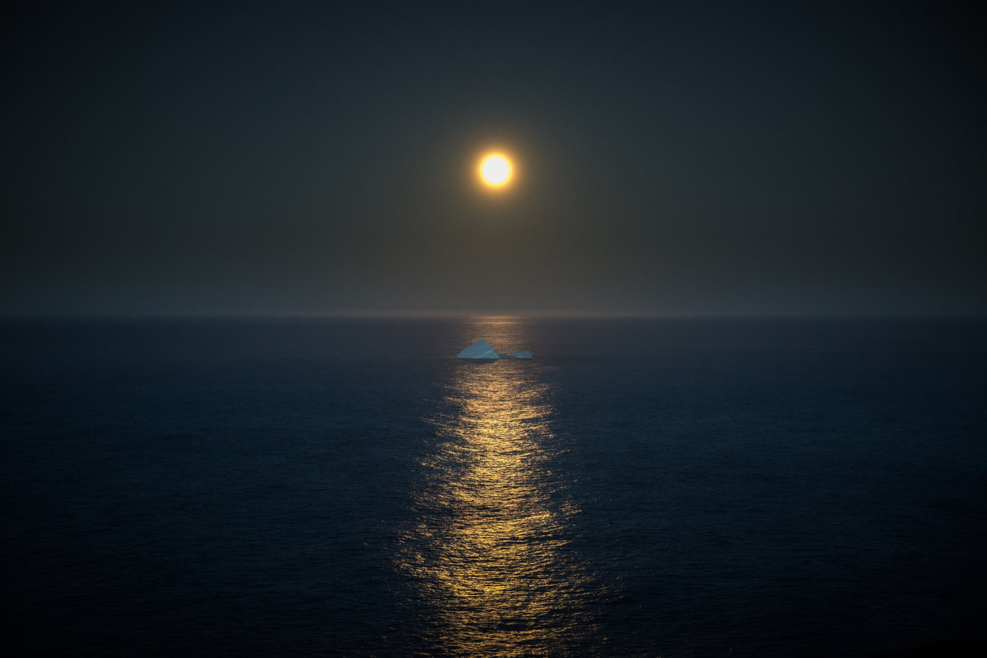 iceberg pleine lune miroir réflexion lumière horizon mer ciel gris