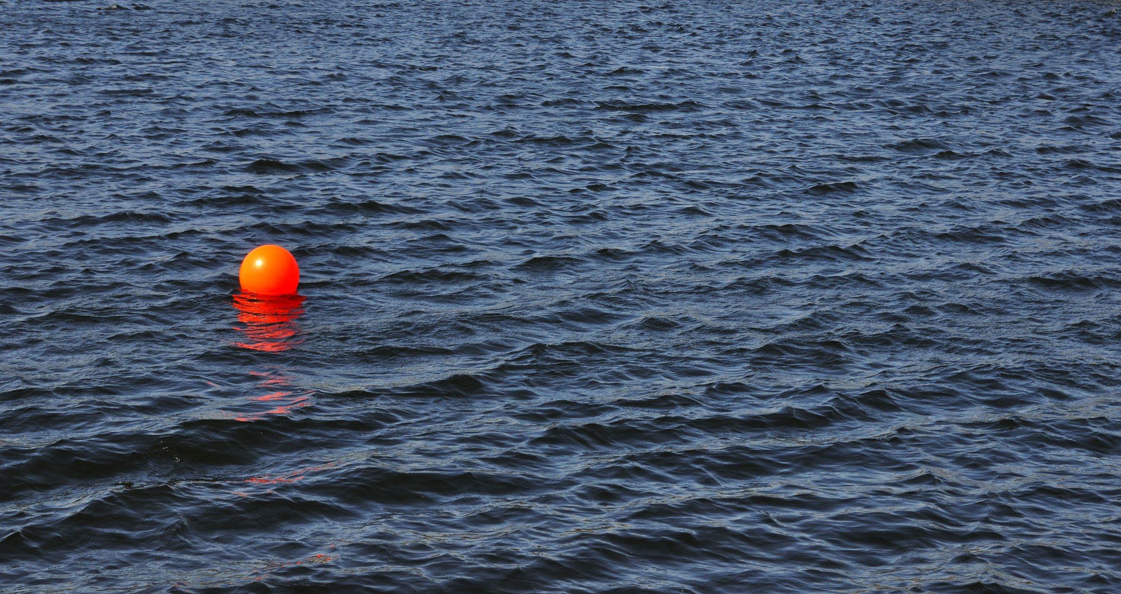 greg stevenson photographe photo eau plan d eau vagues boule rouge marik flotteur balise