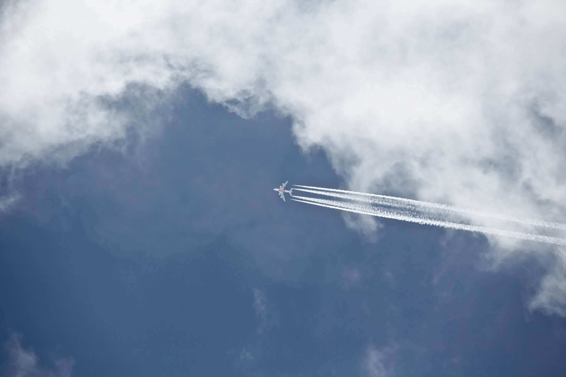 avión cielo minimalismo