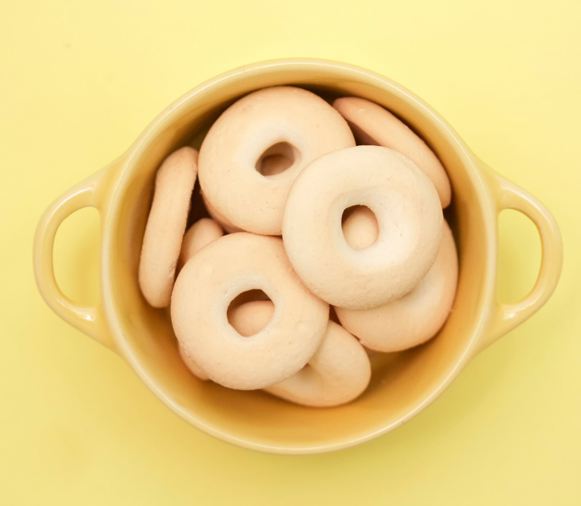 yellow cubed cookies cup