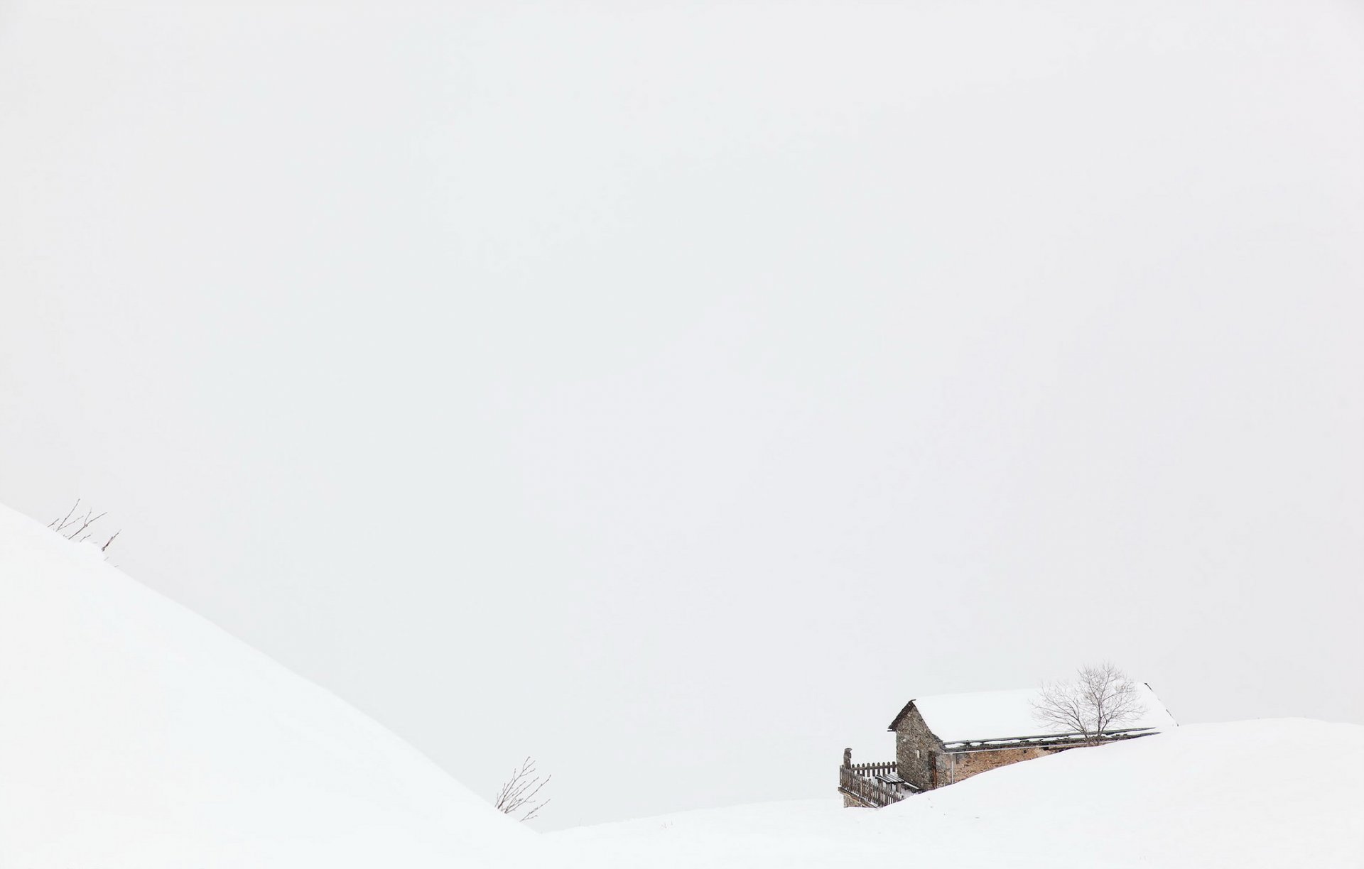 casa neve nebbia