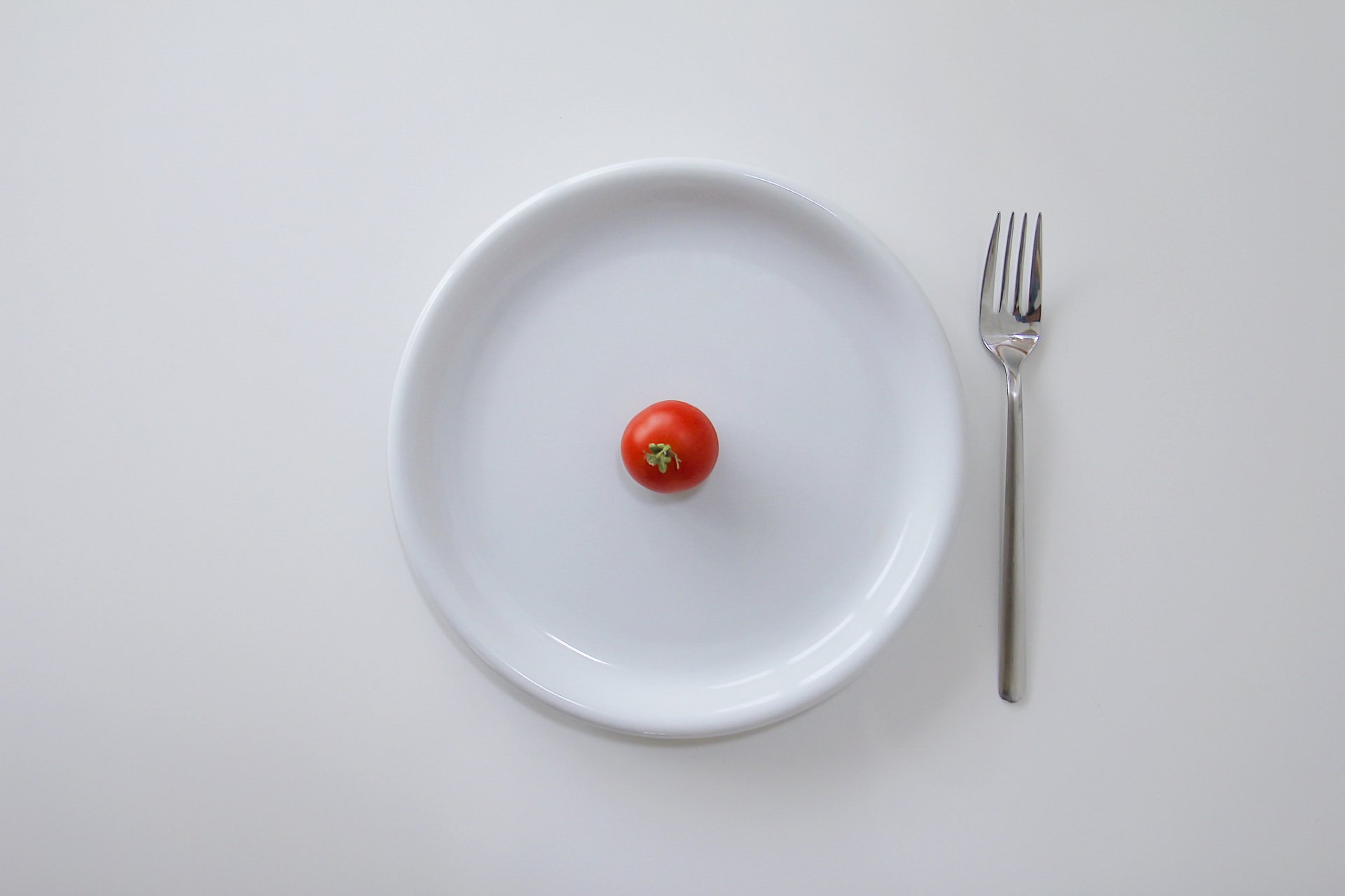 plato tenedor tomate