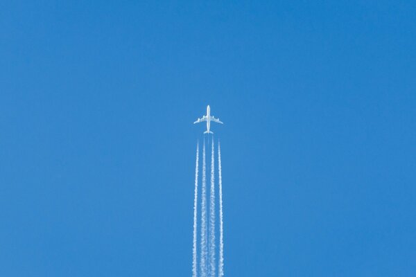 Flugzeug startet in den Himmel