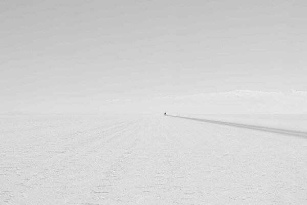 Traces de voiture sur fond neigeux