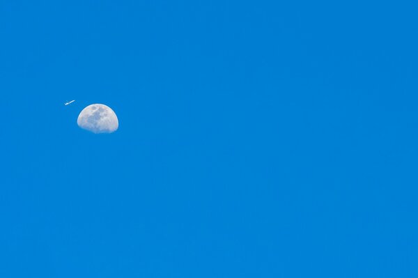 Avion dans le ciel volant sur la planète lune