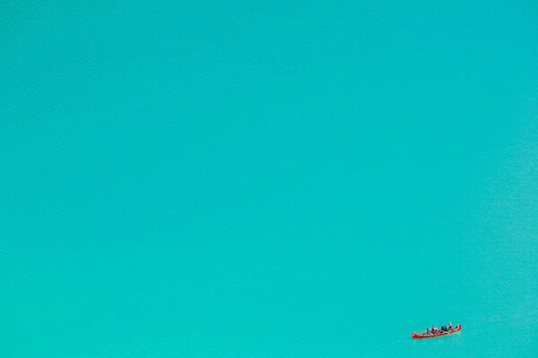 Gens en canoë dans la mer turquoise